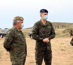 Su Majestad el Rey conversa con el jefe del Estado Mayor del Ejército y con el jefe de la Brigada de Infantería Ligera "Rey Alfonso XIII" II