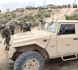 Su Majestad el Rey observa un vehículo VAMTAC ST5 con mortero embarcado de la Legión