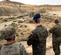 Su Majestad el Rey durante la realización del ejercicio con vehículos de Combate sobre Ruedas (VCR) 8x8 Dragón 