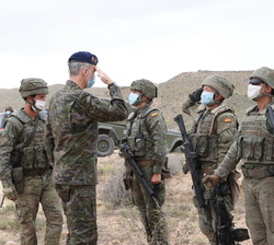 Su Majestad el Rey saluda a los militares participantes en el ejercicio