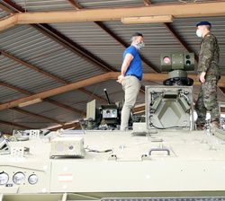 Su Majestad el Rey subido a un Vehículo de Combate sobre Ruedas (VCR) 8x8 Dragón, durante su visita a la exposición de materiales pertenecientes a la 