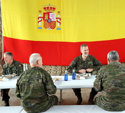 Su Majestad el Rey durante el almuerzo afrecido tras la realización del ejercicio, en una en una tienda de campaña modular abierta en los laterales 