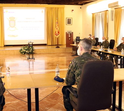 Su Majestad el Rey en el Salón del Artesonado durante la presentación del Mando de Adiestramiento y Doctrina del Ejército de Tierra