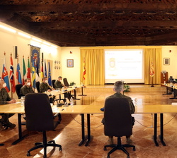 Su Majestad el Rey en el Salón del Artesonado durante la presentación del Mando de Adiestramiento y Doctrina del Ejército de Tierra