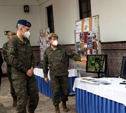 Su Majestad el Rey recorre la exposición estática de materiales del Mando de Adiestramiento y Doctrina 