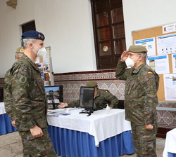 Su Majestad el Rey recibe el saludo de un coronel durante su recorrido por la exposición estática de materiales del Mando de Adiestramiento y Doctrina