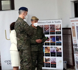 Su Majestad el Rey en el expositor de la Universidad de Granada que colabora con el Mando de Adiestramiento y Doctrina del Ejército de Tierra