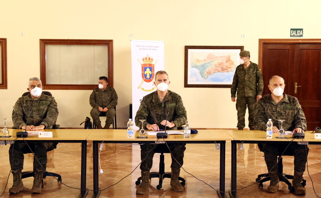 Su Majestad el Rey en el Salón del Artesonado durante la presentación del Mando de Adiestramiento y Doctrina del Ejército de Tierra