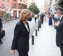 Su Majestad la Reina Doña Sofía recibe el saludo del ministro de Cultura y Deporte, José Manuel Rodríguez Uribes