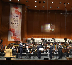Su Majestad la Reina Doña Sofía y el compositor Carlos Fontcuberta en el escenario del Teatro Monumental