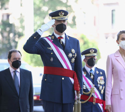 Sus Majestades los Reyes ocupan su lugar en el podio para recibir los honores