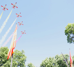 La Patrulla Acrobática "Águila" sobrevuela la Plaza de la Lealtad durante el acto