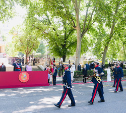 La Compañía de Honores de la Guardia Real a su paso por la Tribuna Real
