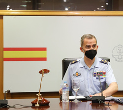 Don Felipe ocupa su lugar en el Centro de Conducciones Estratégicas (CECOE)