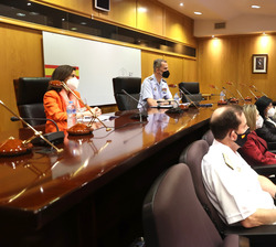 Su Majestad el Rey durante su participación en una videoconferencia con varias unidades en territorio nacional y operaciones en el exterior