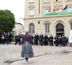 Sus Majestades los Reyes junto a las autoridades durante el aurresku de honor