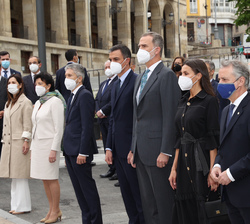 Don Felipe y Doña Letizia junto a las autoridades durante el aurresku de honor