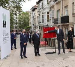 Su Majestad el Rey descubre la placa conmemorativa con motivo de la inauguración del Centro para la Memoria de las Víctimas del Terrorismo