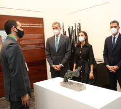 Sus Majestades los Reyes durante su visita a la exposición permanente en el Centro para la Memoria de las Víctimas del Terrorismo