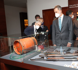 Su Majestad el Rey ante una de las réplicas de artefactos explosivos utilizados por ETA