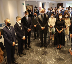 Sus Majestades los Reyes durante el minuto de silencio en memoria de las víctimas del terrorismo