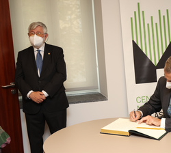 Su Majestad el Rey firma en el libro de honor