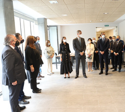 Sus Majestades los Reyes conversan con los asistentes a la inauguración a la finalización del acto