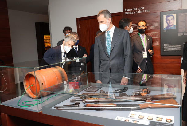 Su Majestad el Rey ante una de las réplicas de artefactos explosivos utilizados por ETA