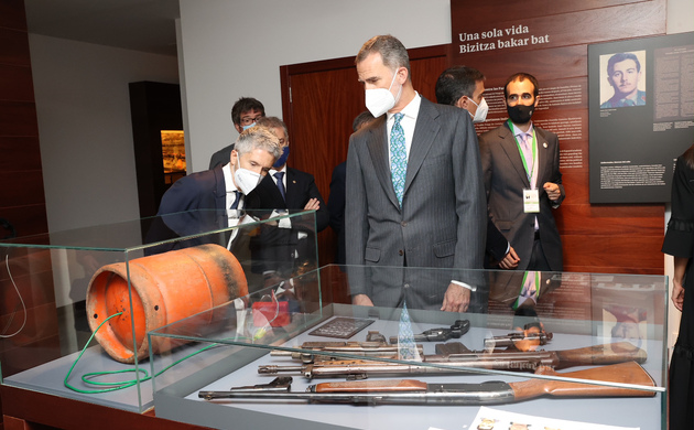 Su Majestad el Rey ante una de las réplicas de artefactos explosivos utilizados por ETA