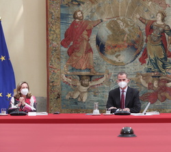 Su Majestad el Rey durante la reunión anual del Patronato del Real Instituto Elcano de Estudios Internacionales y Estratégicos