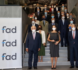 Fotografía de grupo de Su Majestad la Reina con los patronos de la FAD