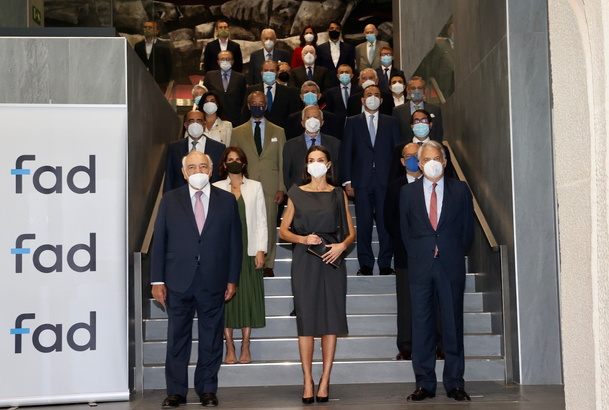 Fotografía de grupo de Su Majestad la Reina con los patronos de la FAD