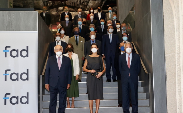Fotografía de grupo de Su Majestad la Reina con los patronos de la FAD