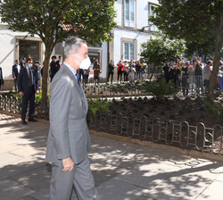 Don Felipe recibe el saludo del público congregado
