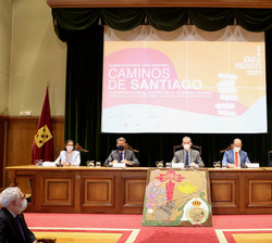 Su Majestad el Rey en el Salón Noble, donde ocupa su lugar en la mesa presidencial