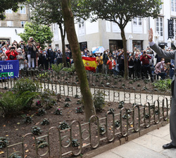 Su Majestad el Rey recibe el saludo del público a su salida del Colegio de Fonseca