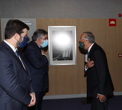 El Presidente de la República Portuguesa acompañado de Su Majestad el Rey y el presidente del Gobierno es saludado por las autoridades presentes