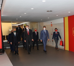 Su Majestad el Rey, el presidente de la República Portuguesa y el presidente del Gobierno se dirigen al espacio elegido para la firma de acuerdo de fe