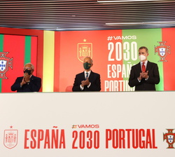 Su Majestad el Rey, el Presidente de la República Portuguesa, el primer ministro portugués y el presidente del Gobierno de España celebran la firma de