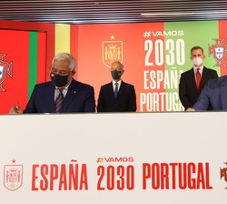 El primer ministro portugués y el presidente del Gobierno de España firman el documento de la candidatura ibérica para la "Copa Mundial de la FIF