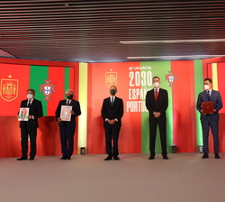 Fotografía de Grupo tras la firma de la presentación de la Candidatura Ibérica para la Copa Mundial FIFA 2030