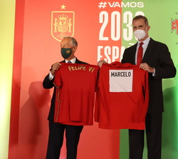 Don Felipe y el Presidente de la República Portuguesa presentan las camisetas que intercambiarán