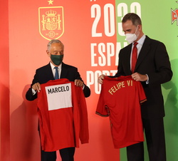 Don Felipe y Marcelo Rebelo de Sousa, Presidente de la República Portuguesa muestran las camisetas tras el intercambio