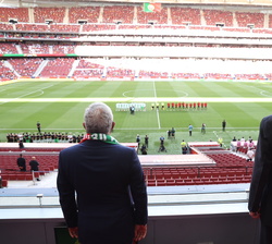 Vista de las selecciones de Portugal y España durante la interpretación de ambos himnos nacionales antes de comenzar el partido amistoso Portugal - Es