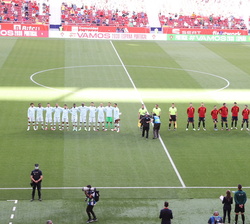 Las selecciones de Portugal y España tras la reproducción de los himnos nacionales antes del comienzo del partido amistoso 