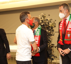 Don Felipe es Saludado por el Seleccionador Nacional Español en presencia del Presidente de la República Portuguesa