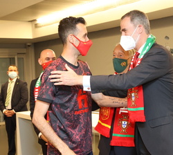 Su Majestad el Rey recibe el saludo del Capitán de la Selección española en presencia del resto de autoridades