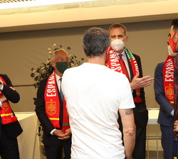 Don Felipe conversa con el entrenador y seleccionador nacional y el capitán del equipo español