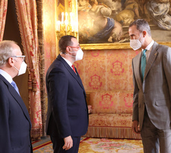 Sus Majestades los Reyes reciben el saludo del presidente del Principado de Asturias, Adrián Barbón