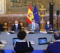 Sus Majestades los Reyes al comienzo de la reunión con los miembros de los Patronatos de la Fundación Princesa de Asturias